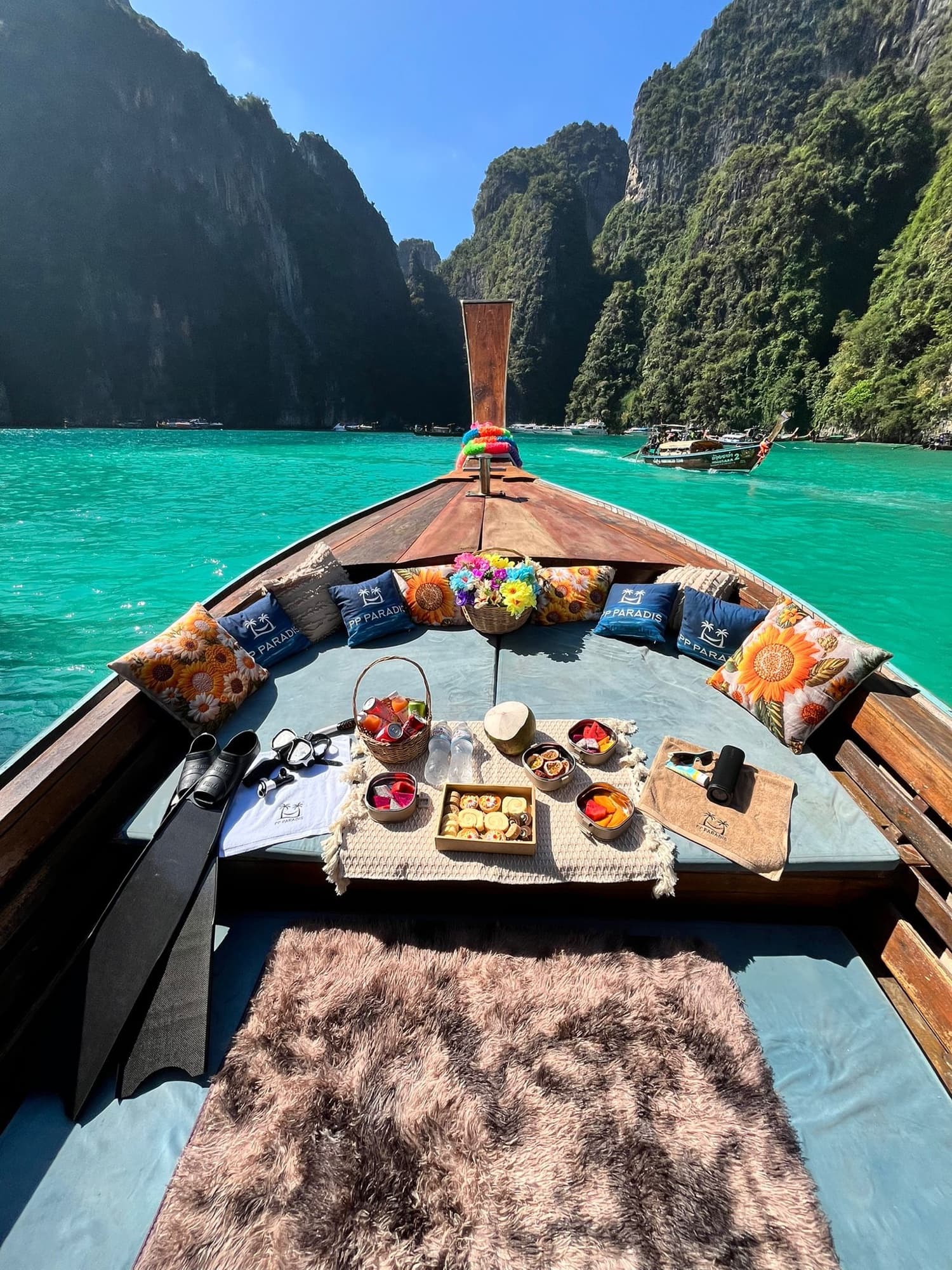 Notre long-tail privé Phi Phi Paradise dressé dans le lagon turquoise de Phi Phi Leh