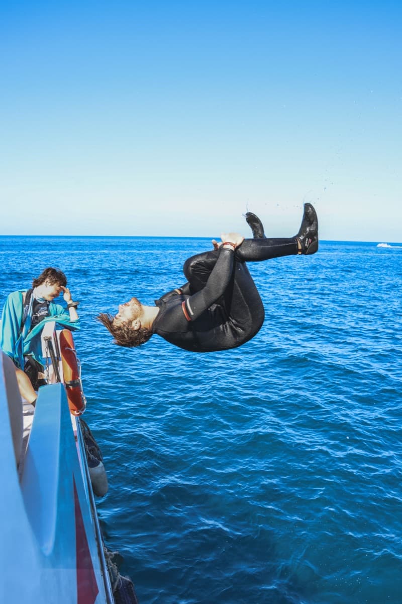 Saut depuis le bateau dans l'eau turquoise de l'Andaman