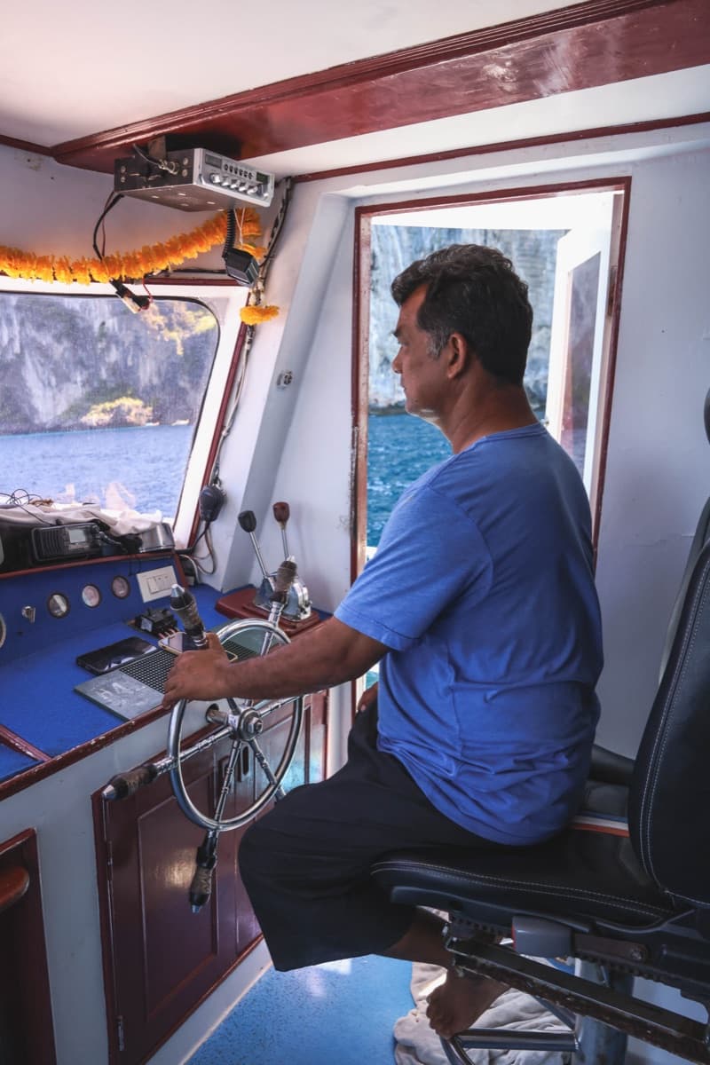 Notre capitaine à la barre, en route vers les îles