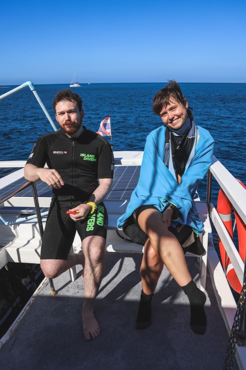 Deux voyageurs souriants à bord, après le snorkeling