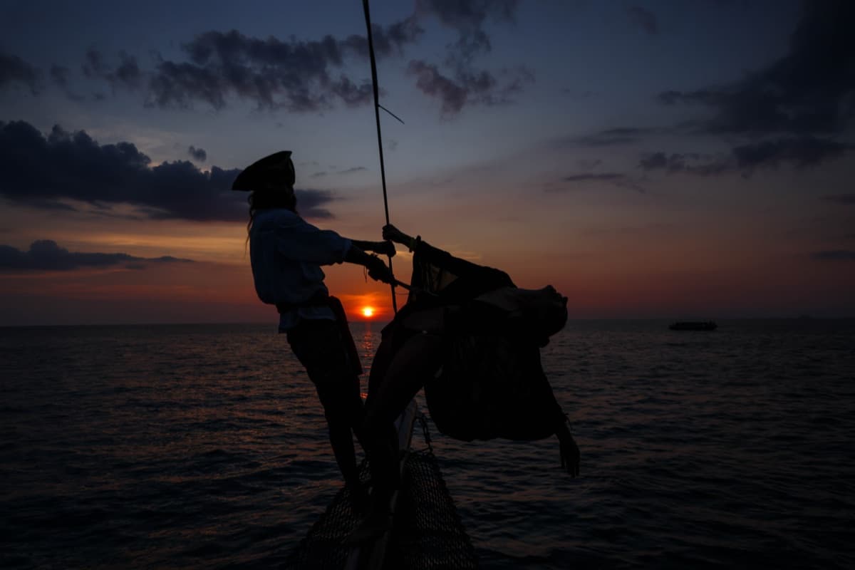 Coucher de soleil doré depuis le pont du bateau