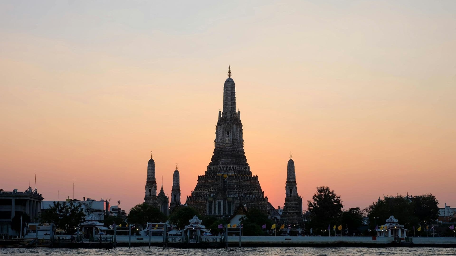 ล่องเรือเจ้าพระยาค่ำคืนกรุงเทพ ท่องเที่ยวหรูหรา
