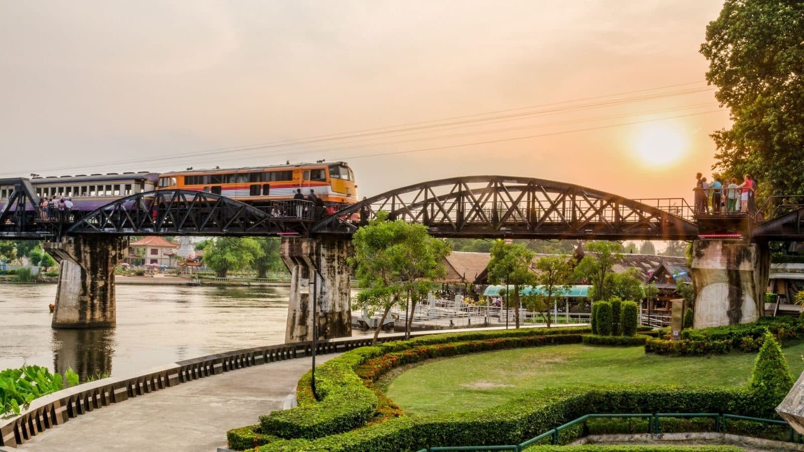 Kanchanaburi · pont de la rivière Kwaï et cascades d'Erawan, journée privée francophone, Phi Phi Paradise Travel