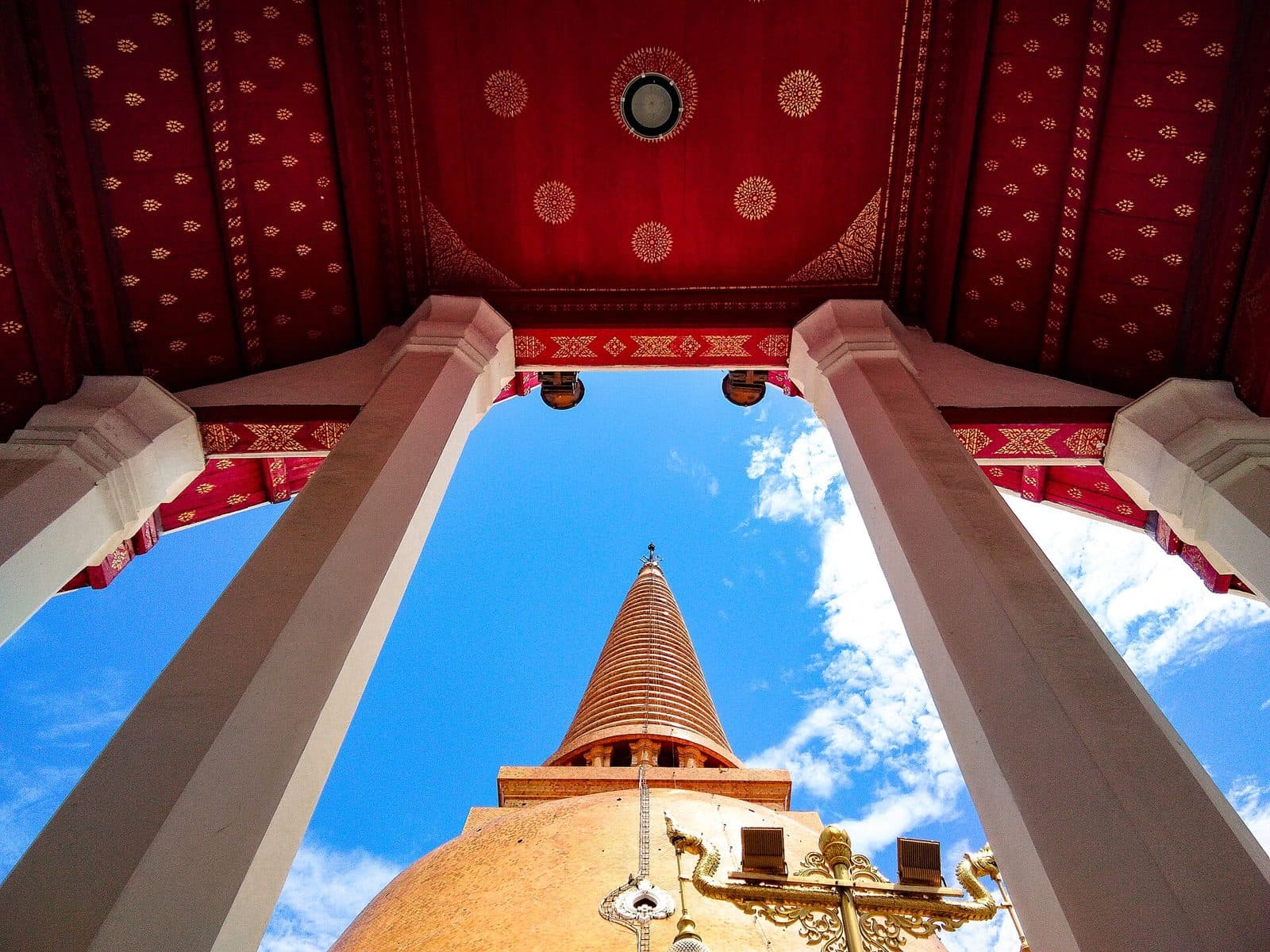 Le chedi de près, puis les lotus