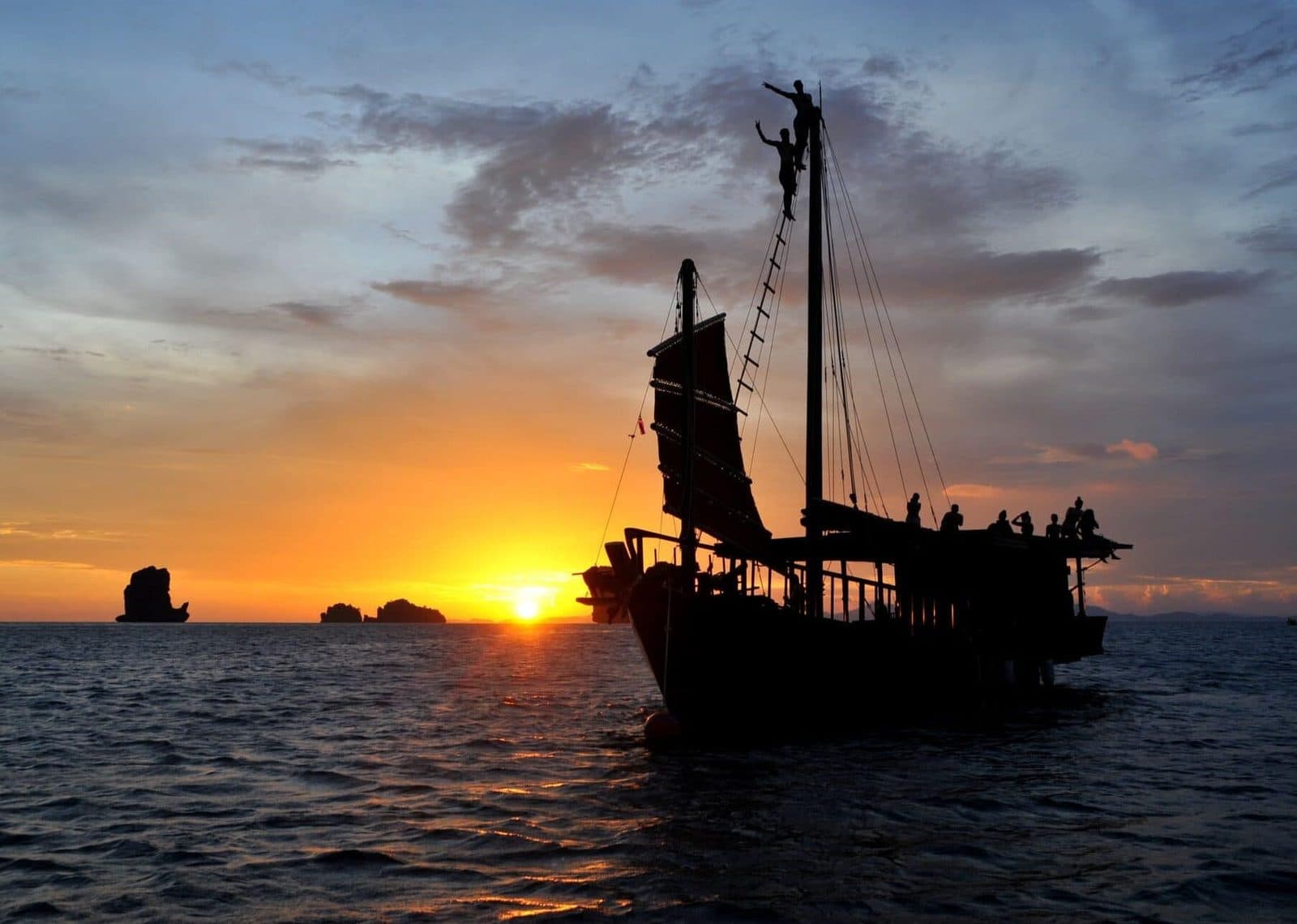 Dschunken-Kreuzfahrt bei Sonnenuntergang · Inseln von Krabi, Abendessen und Plankton