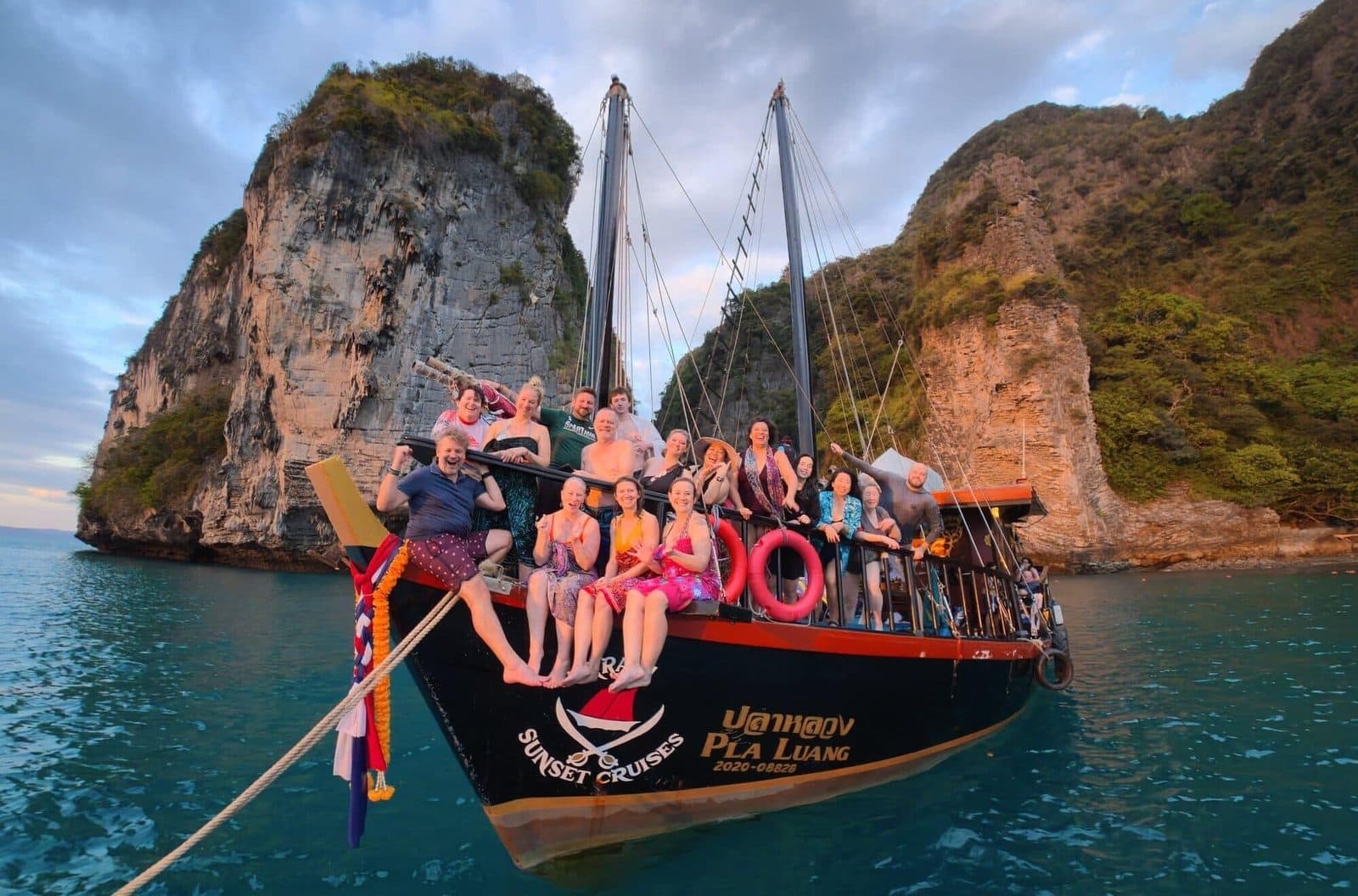 Dschunken-Kreuzfahrt bei Sonnenuntergang · Inseln von Krabi, Abendessen und Plankton