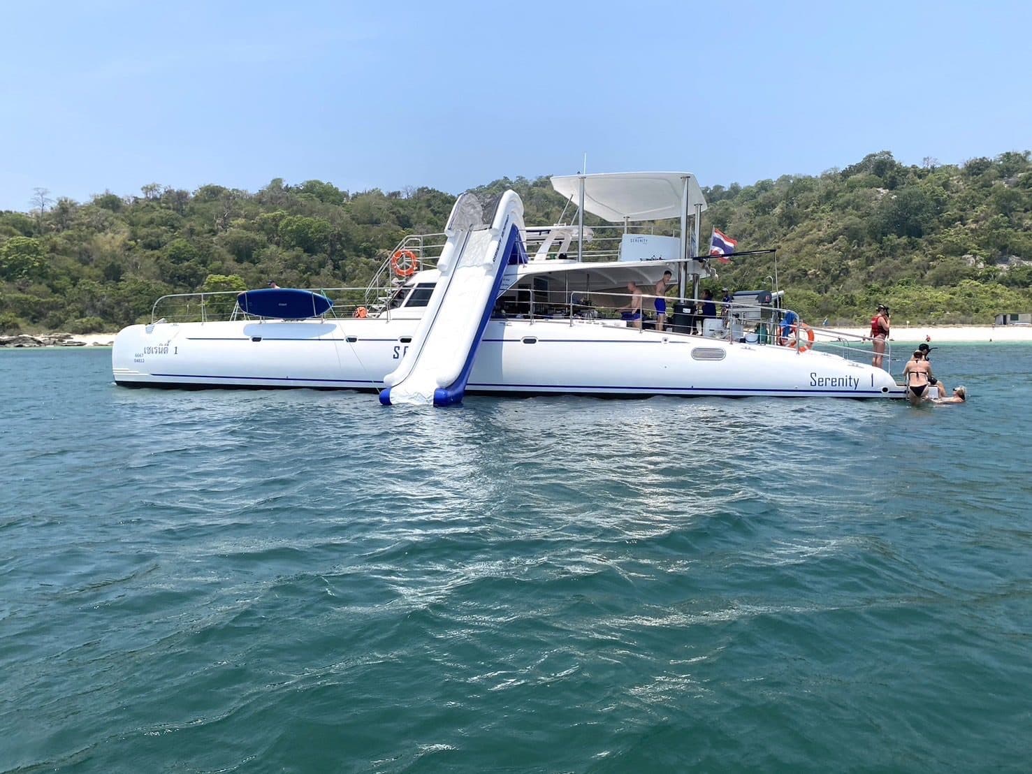 Katamaran zu den Pattaya-Inseln · Koh Phai, Koh Rin und Monkey Island (Buffet an Bord), Phi Phi Paradise Travel