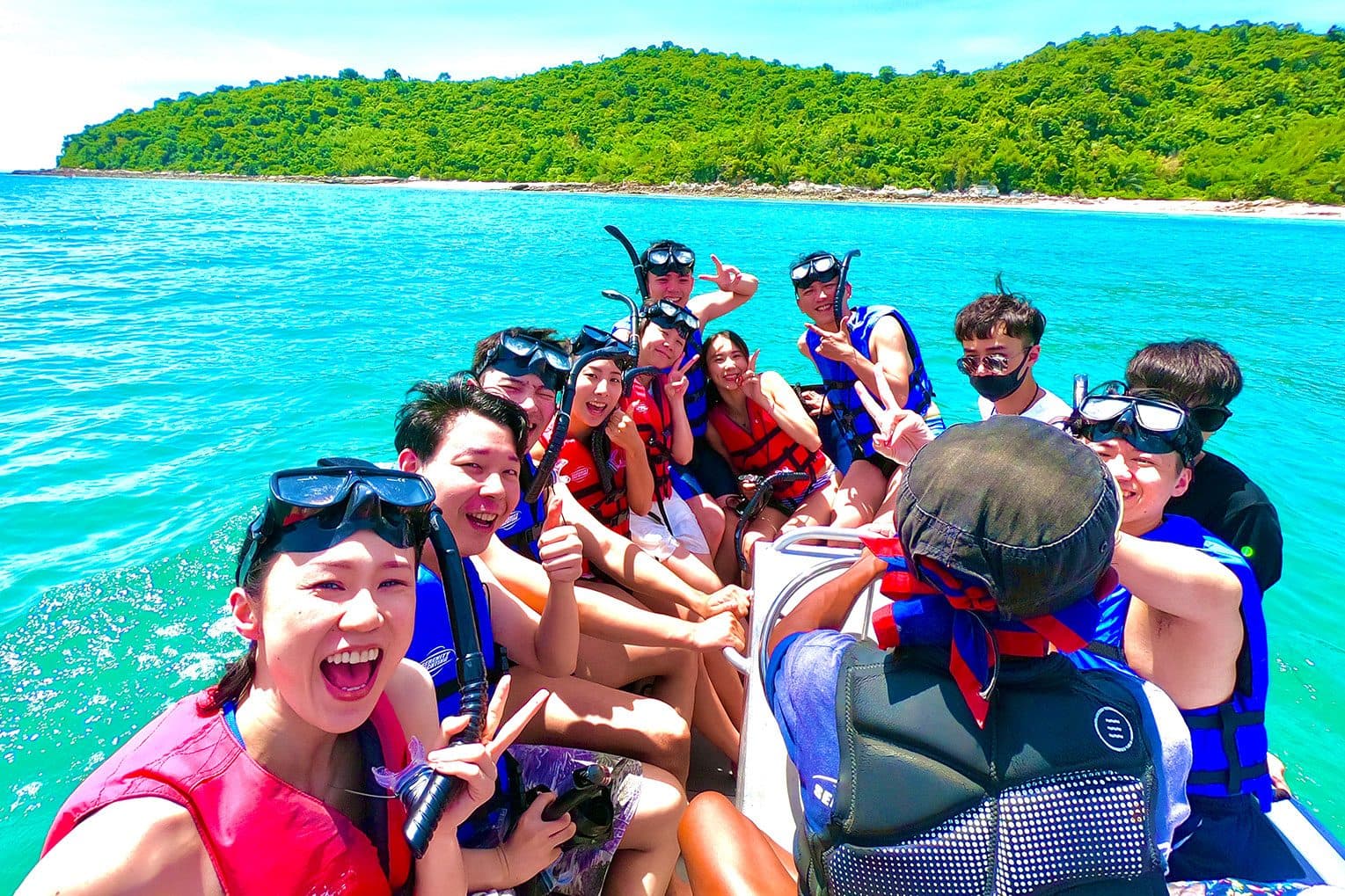 Katamaran zu den Pattaya-Inseln · Koh Phai, Koh Rin und Monkey Island (Buffet an Bord)