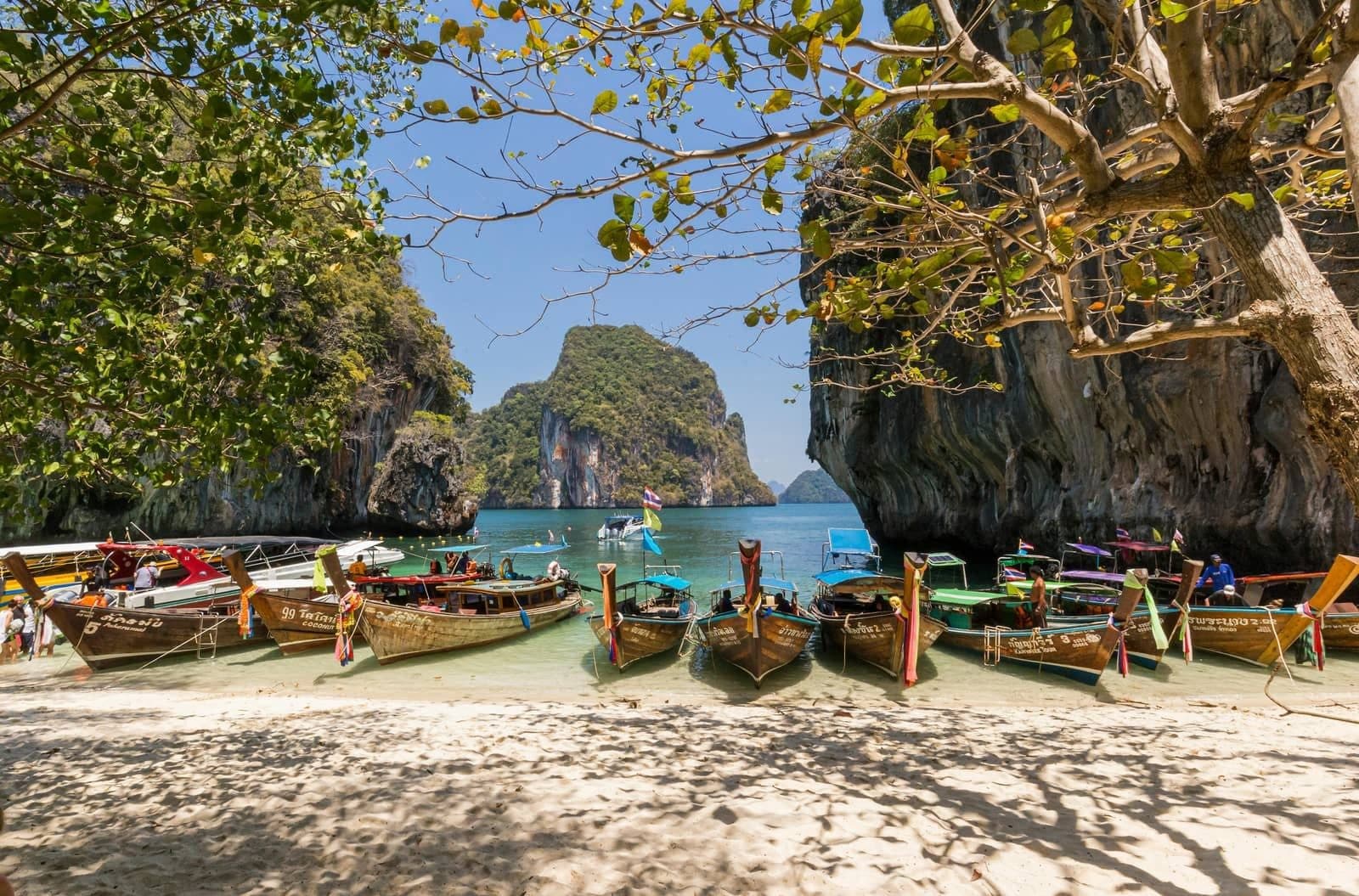 Longtail de lujo privado desde Phuket · Koh Khai, James Bond, Hong o Phi Phi