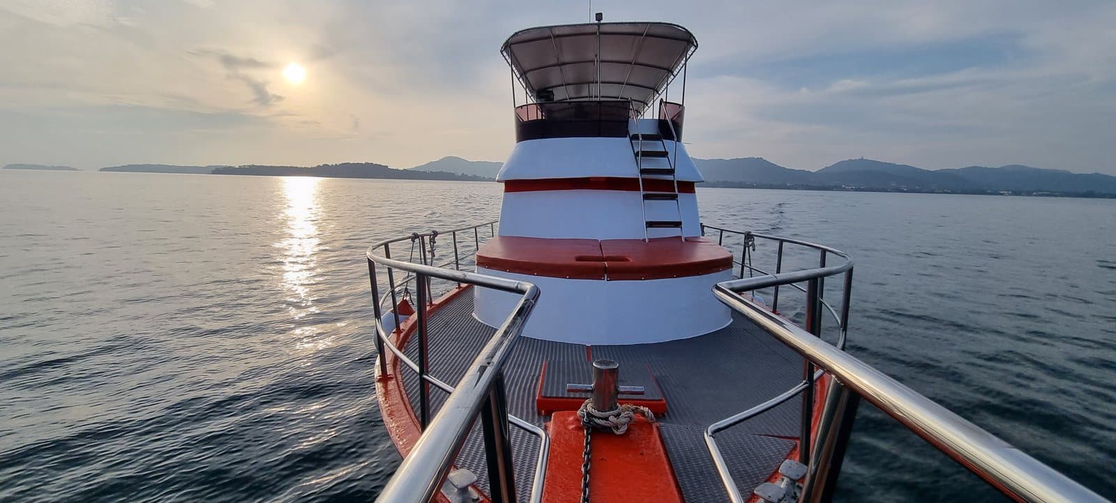 Pesca nocturna entre Coral y Racha Yai · barco de pesca privatizado desde Phuket (hasta 10 pers.)