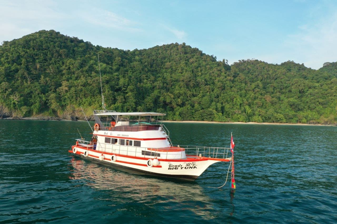 Pêche et snorkeling à Racha Yai · bateau de pêche privatisé depuis Phuket (jusqu'à 10 pers.), Phi Phi Paradise Travel