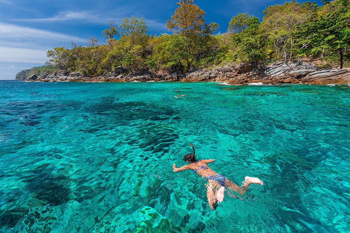 Schnorcheln auf einem Tauchboot · Phi Phi oder Racha ab Phuket, Phi Phi Paradise Travel