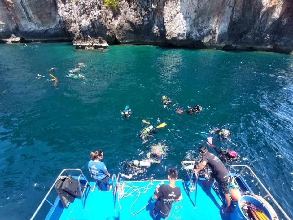 Schnorcheln auf einem Tauchboot · Phi Phi oder Racha ab Phuket