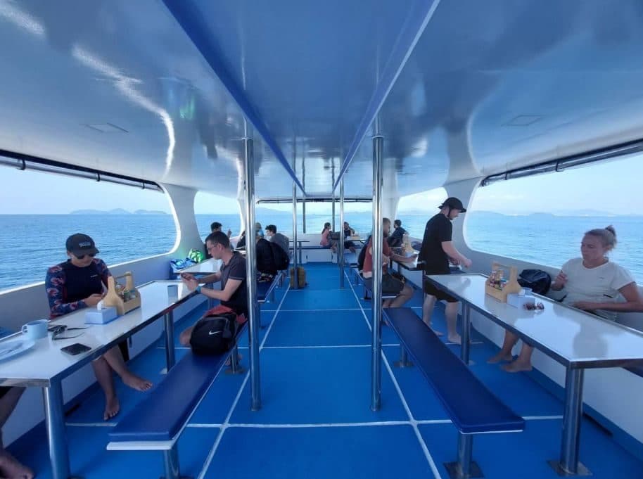 Schnorcheln auf einem Tauchboot · Phi Phi oder Racha ab Phuket