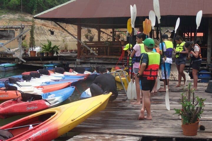 Kajak oder Paddleboard am Sri-Lanna-See · Mittagessen im schwimmenden Haus