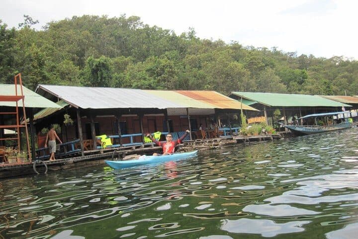 Kajak oder Paddleboard am Sri-Lanna-See · Mittagessen im schwimmenden Haus