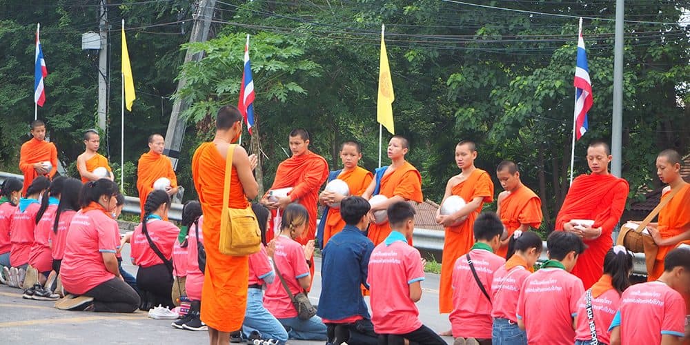Ofrenda a los monjes al amanecer · mercado y Wat Suan Dok en Chiang Mai