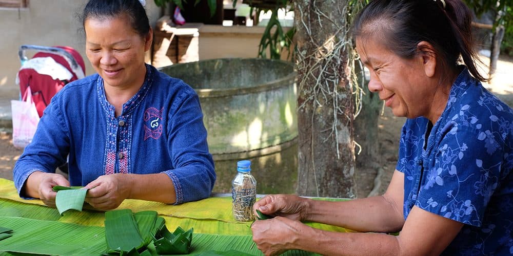 Dorf San Kamphaeng · Weben, thailändisches Dessert und Mittagessen bei Einheimischen (Chiang Mai)