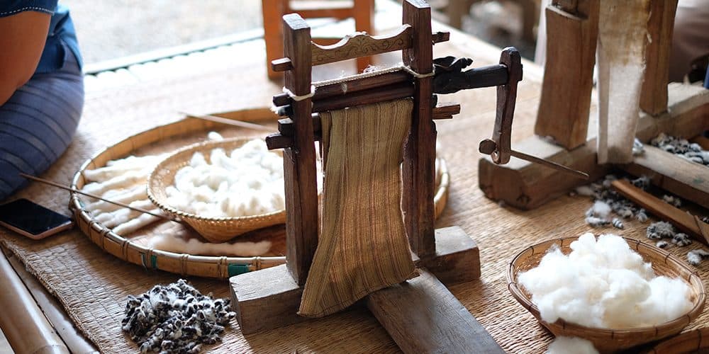Dorf San Kamphaeng · Weben, thailändisches Dessert und Mittagessen bei Einheimischen (Chiang Mai)
