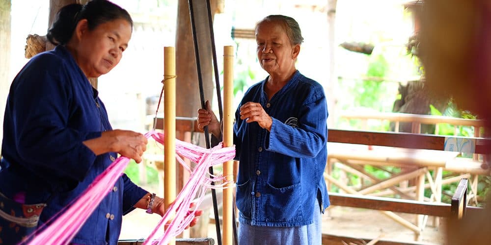 Dorf San Kamphaeng · Weben, thailändisches Dessert und Mittagessen bei Einheimischen (Chiang Mai)