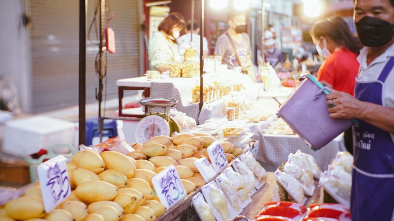 Casco antiguo en tranvía eléctrico · noche de street food en Chiang Mai (2 h)