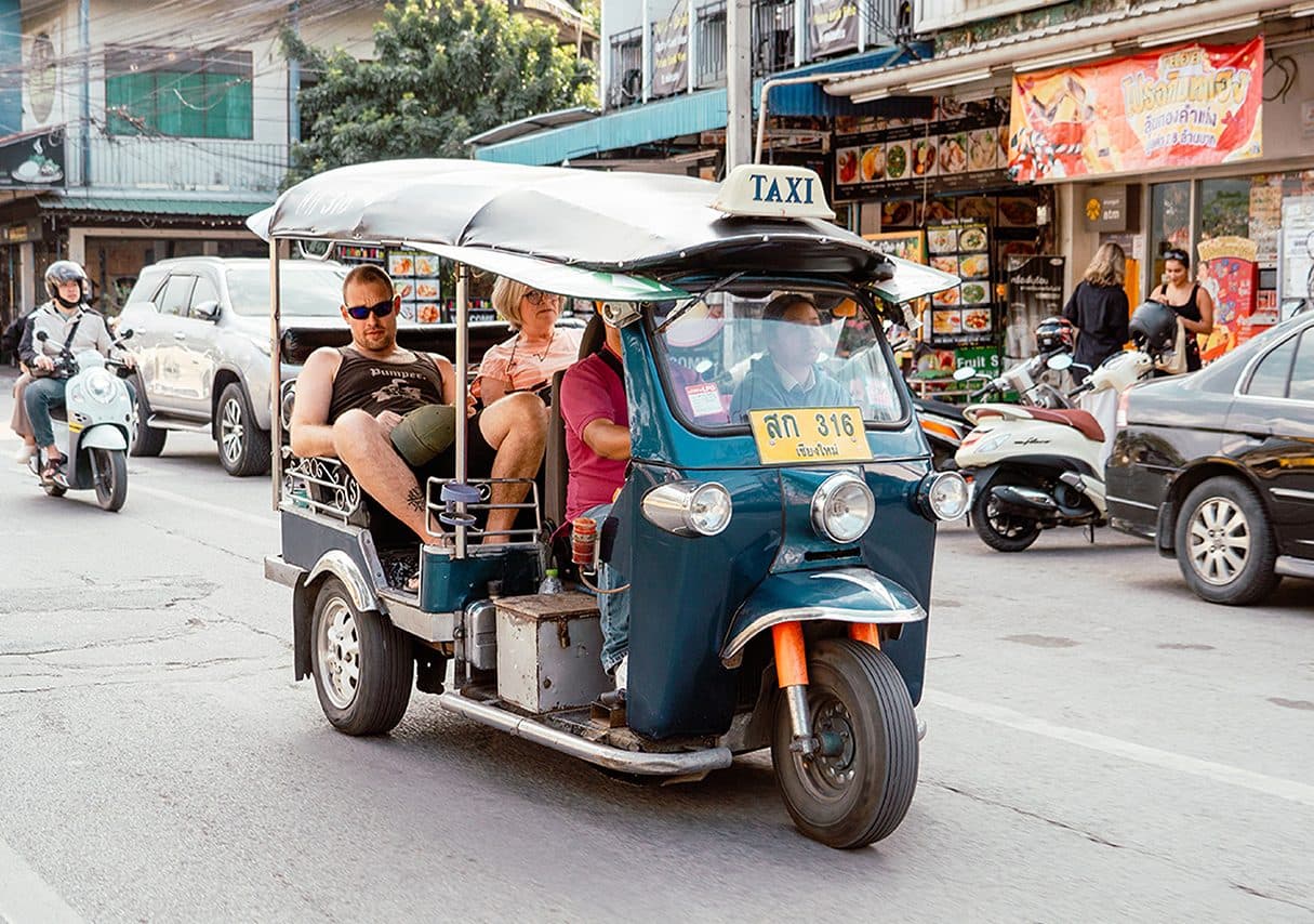 Chiang Mai mit typischen Verkehrsmitteln · Bootsfahrt auf dem Ping, Tuk Tuk und Songthaew, Phi Phi Paradise Travel