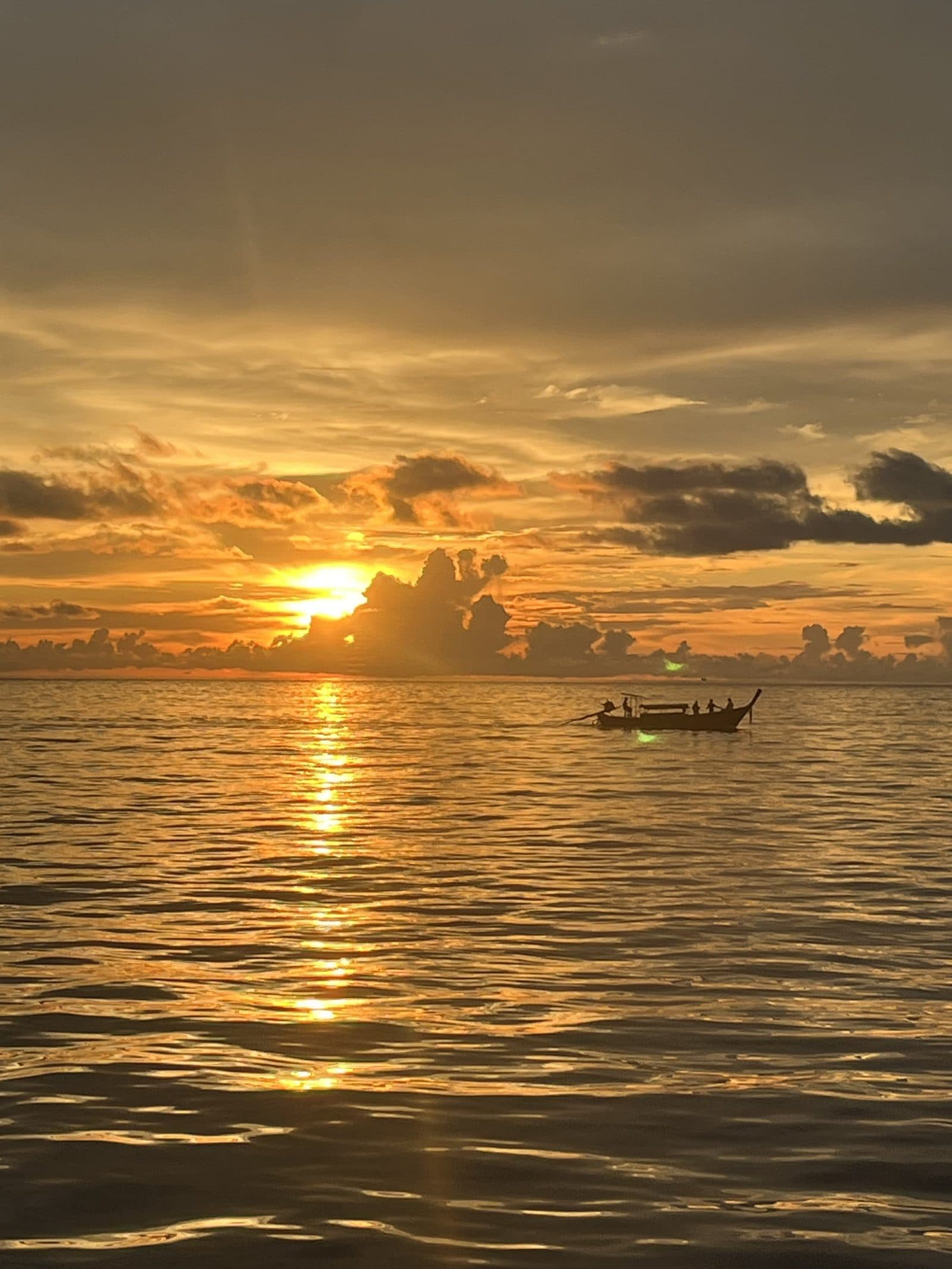 Coucher de soleil en long-tail privé · baie de Phang Nga, au départ de Koh Yao, Phi Phi Paradise Travel