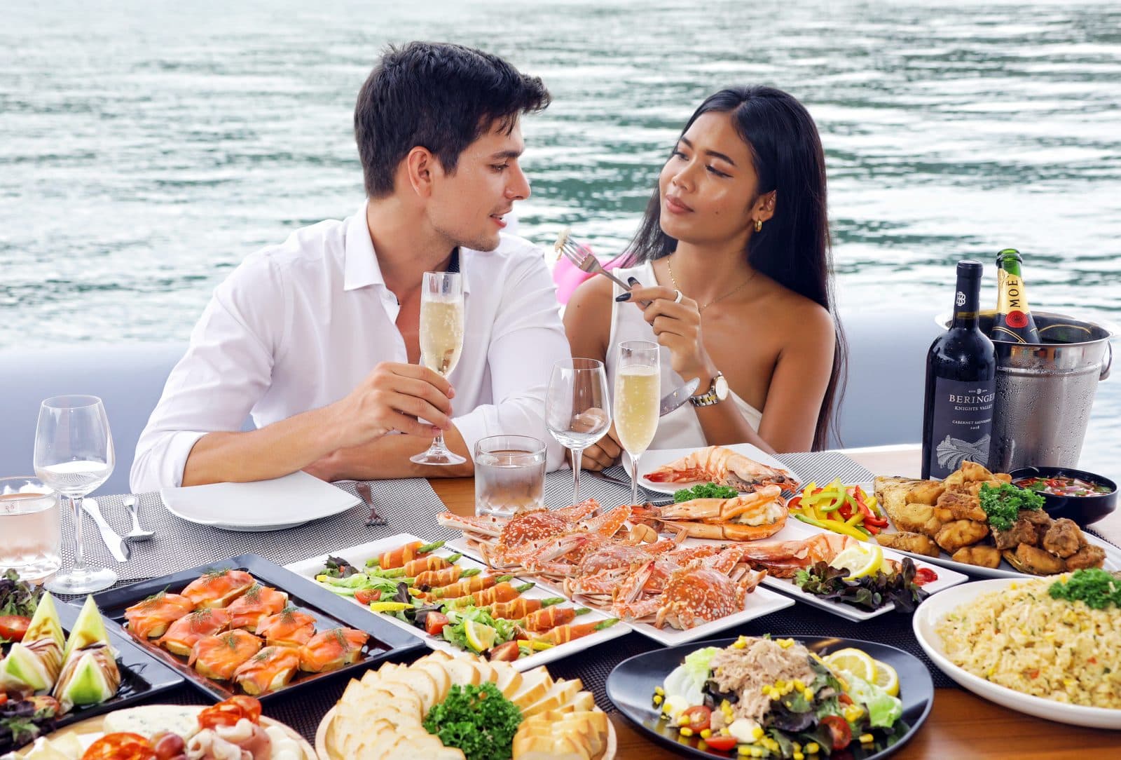 Privates Yacht Sunseeker Manhattan 64 · 4, 6 oder 8 Std. zu den Inseln von Pattaya (18 Pers.)