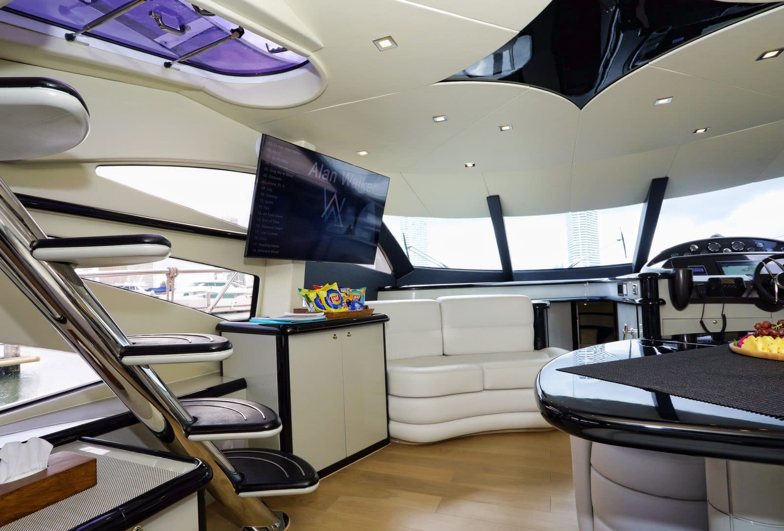 Privates Yacht Sunseeker Manhattan 64 · 4, 6 oder 8 Std. zu den Inseln von Pattaya (18 Pers.)