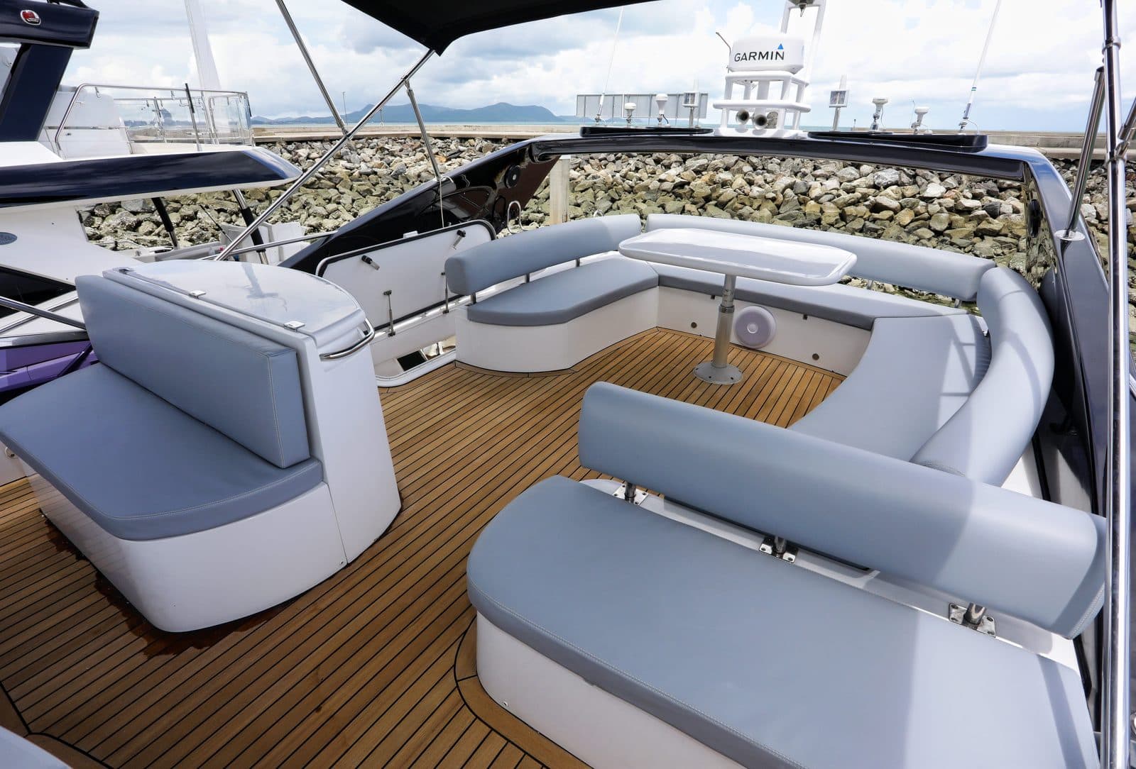 Privates Yacht Sunseeker Manhattan 64 · 4, 6 oder 8 Std. zu den Inseln von Pattaya (18 Pers.)