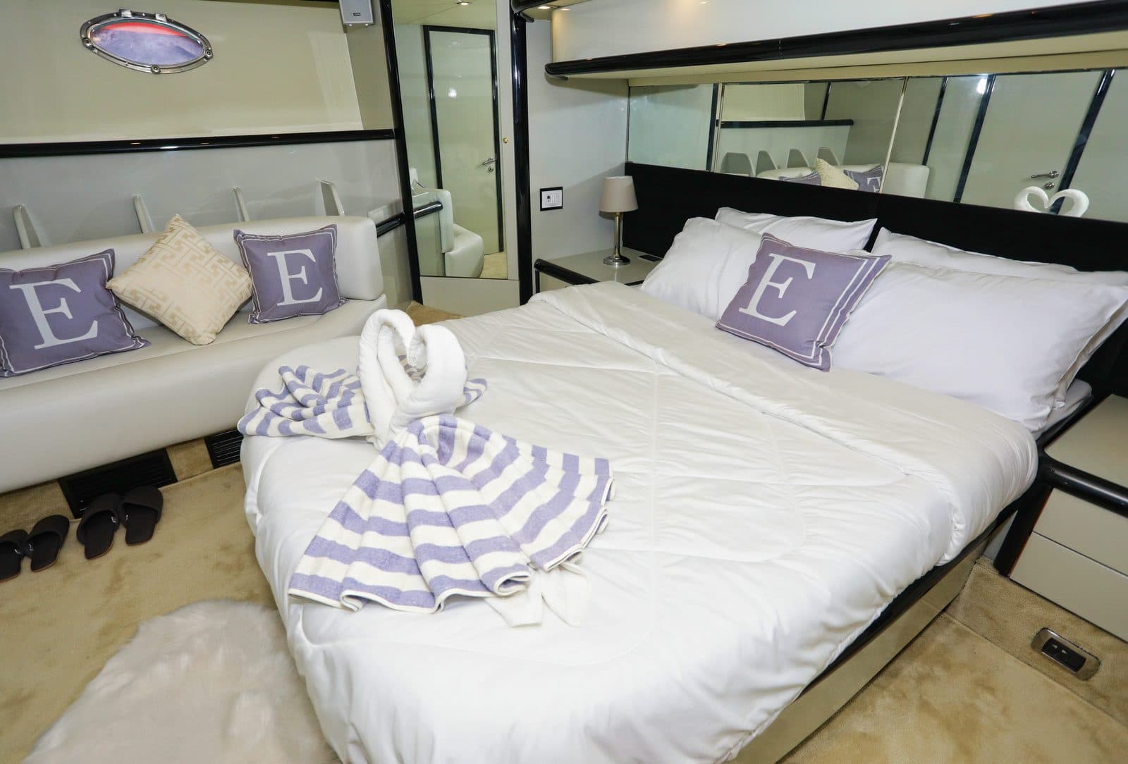 Privates Yacht Sunseeker Manhattan 64 · 4, 6 oder 8 Std. zu den Inseln von Pattaya (18 Pers.)
