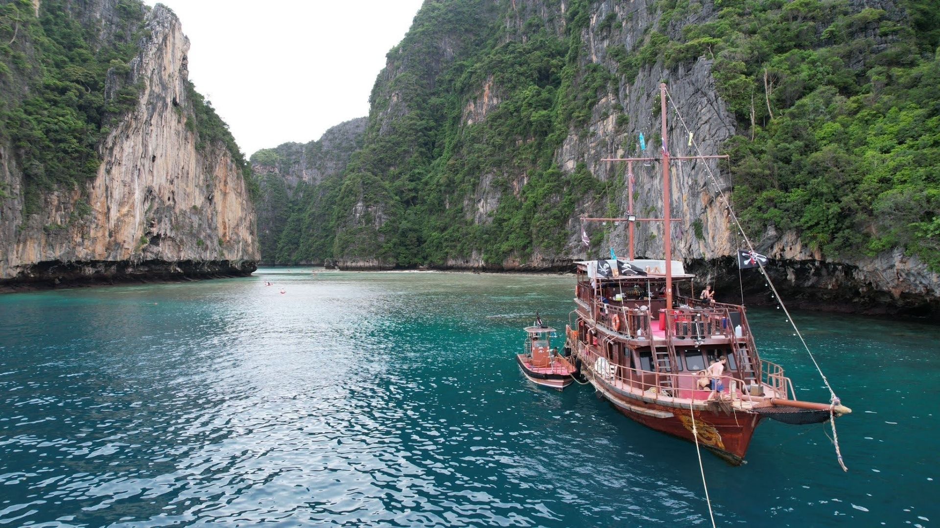 Phi Phi Islands Premium — Phuket (Catamaran + BBQ au coucher de soleil) 3/5